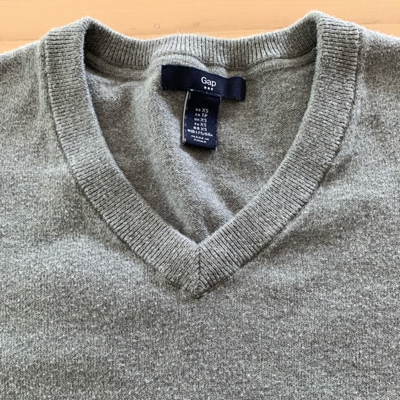 Men’s Gap V-Neck Sweater - Picture 2 of 4
